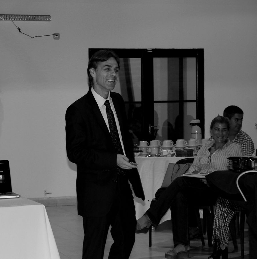 Oriol en sus años de directivo, presentando ante un equipo