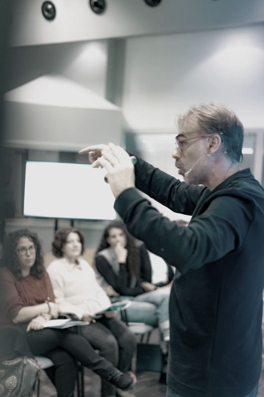 Oriol formando a un grupo de coaches