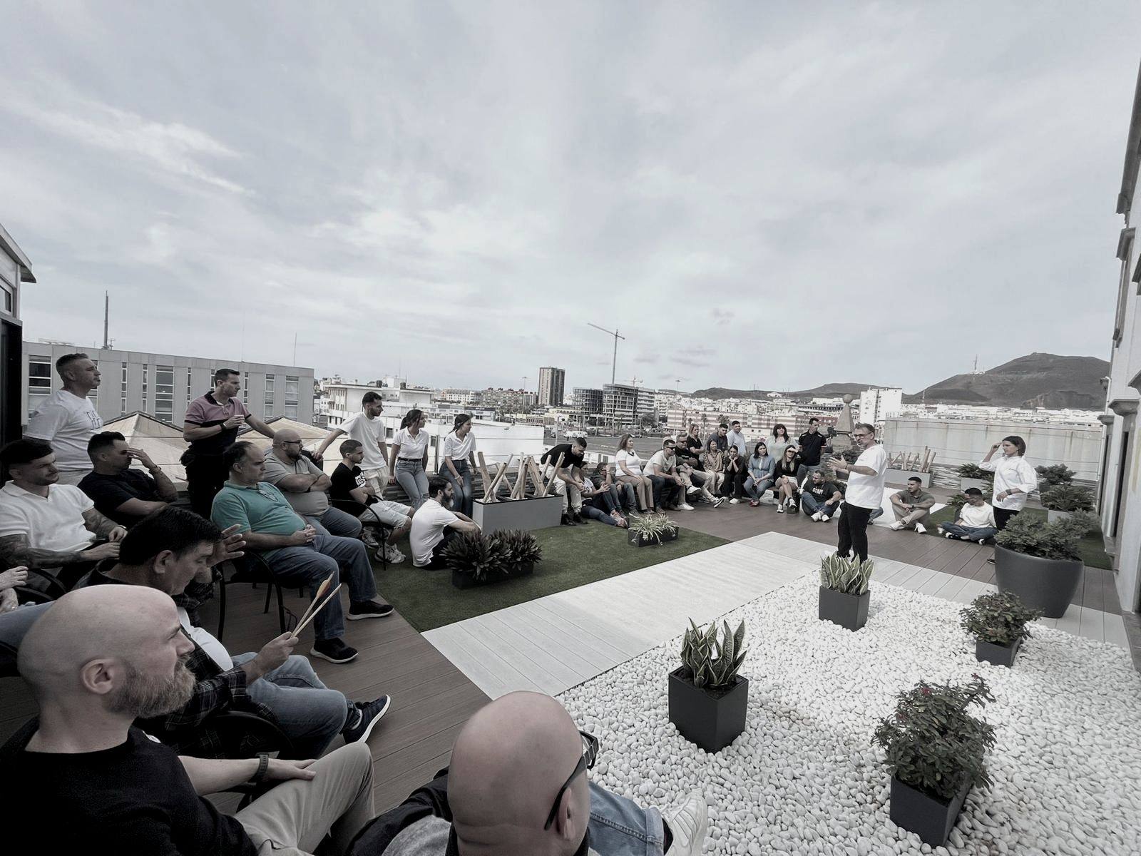 Taller del Método OTD con un equipo en una terraza