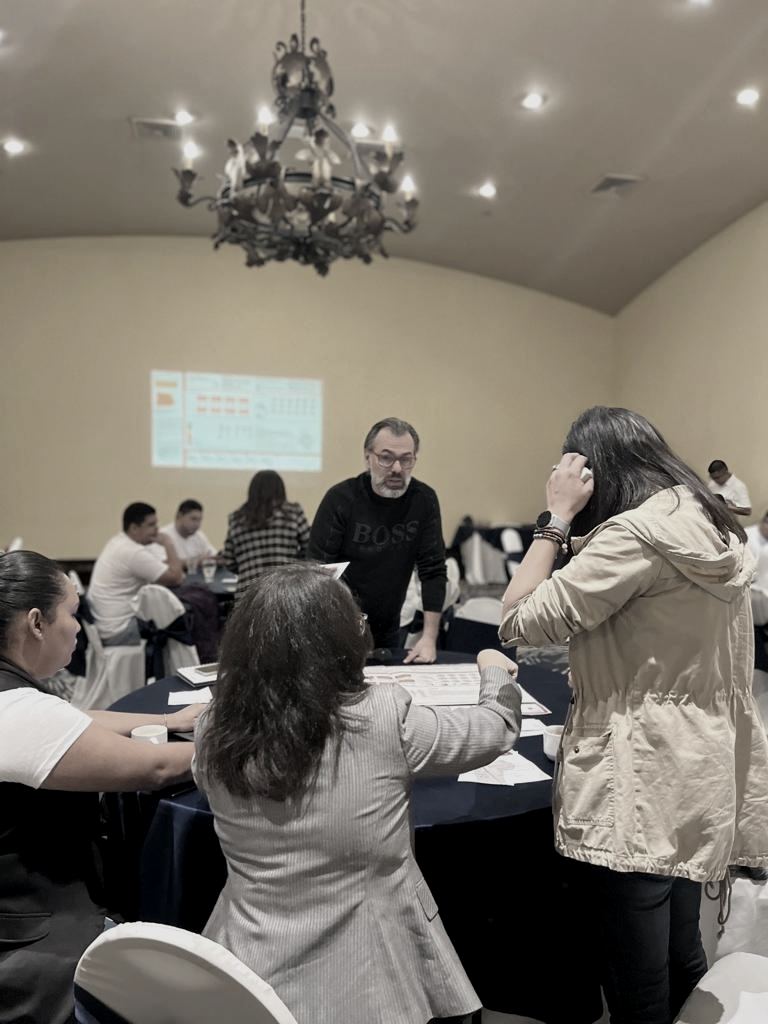 Oriol acompañando a un equipo durante un taller